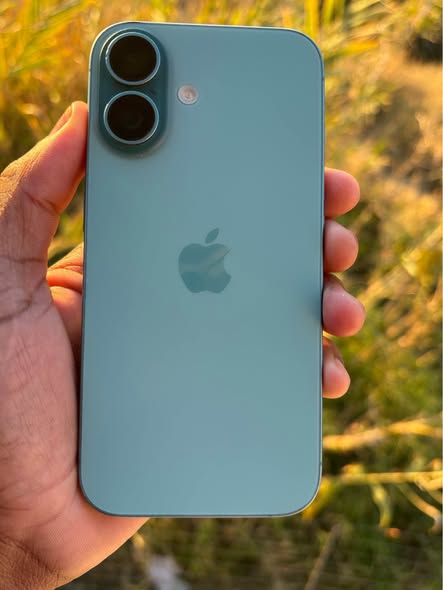 iPhone 16 128GB photo 1