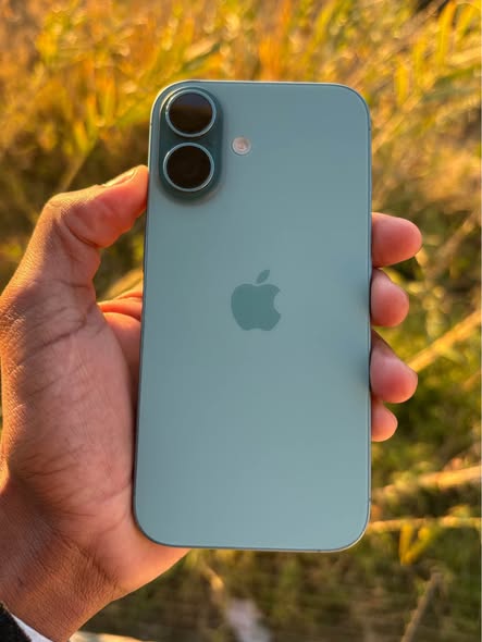 iPhone 16 128GB photo 2