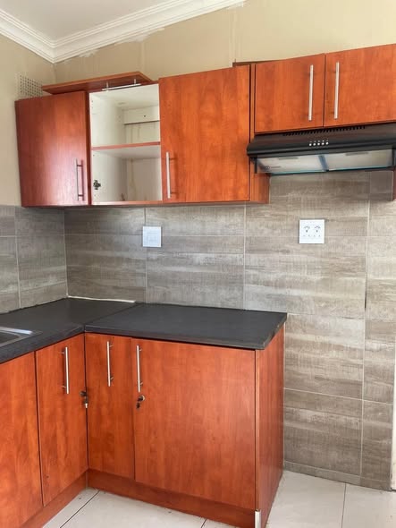 2 BEDROOM BACKYARD FLAT FOR RENT photo 4