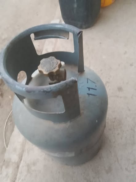 9Kg Gas Cylinder + Cooking stand photo 1