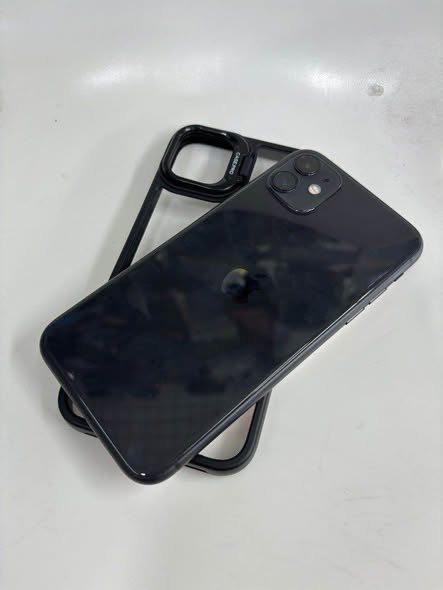 iPhone 11  64GB photo 1