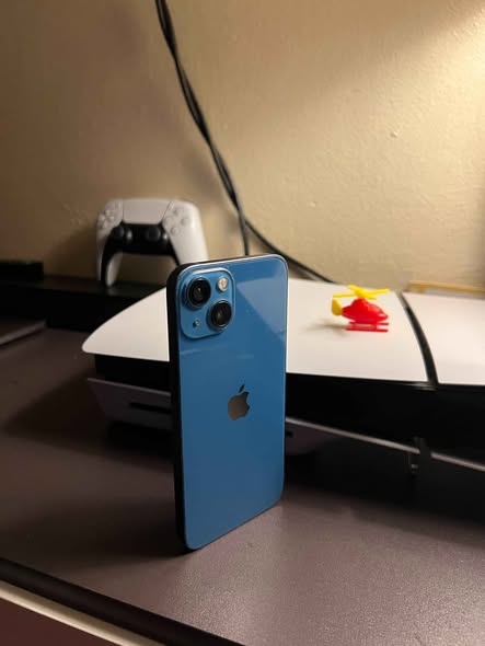 iPhone 13 (128GB) photo 2