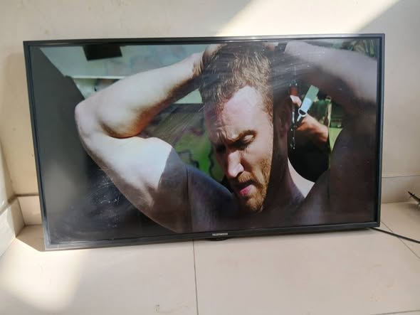 Telefunken 43inch normal TV with remote photo 4