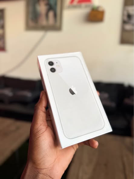 iPhone 11 64 gigs photo 3