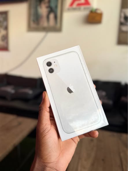 iPhone 11 64 gigs photo 2