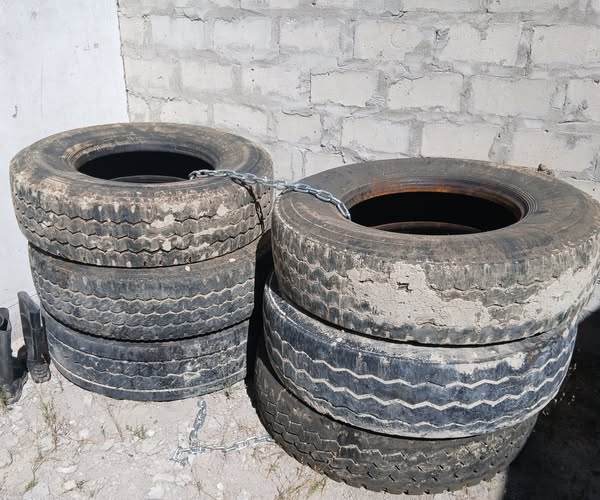 Truck tyres (6) Size 315/80R22 photo 1
