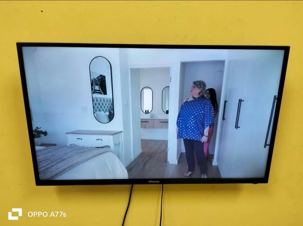 Hisense 32 inch Smart Tv photo 3