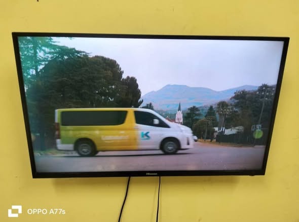 Hisense 32 inch Smart Tv photo 2