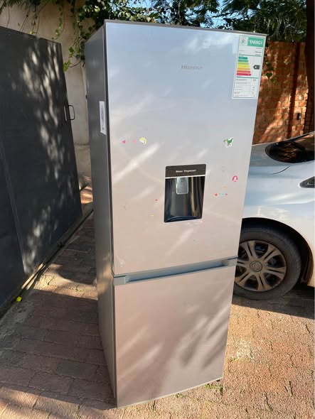 Hisense fridge and freezer with water  dispenser photo 3
