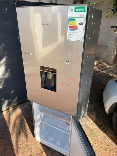 Hisense fridge and freezer with water  dispenser photo 4