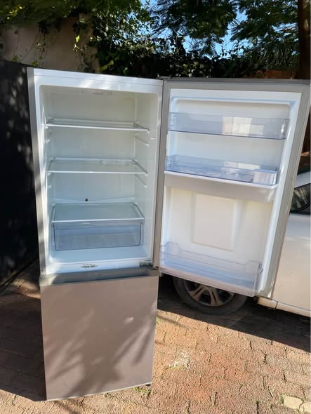 Hisense fridge and freezer with water  dispenser photo 2
