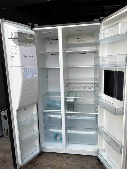 Hisense NoFrost DoubleDoor Fridge photo 3