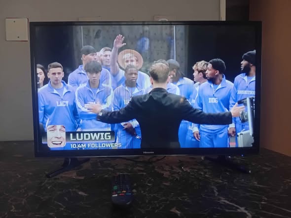Hisense 32 inch TV with remote photo 4