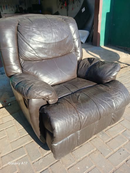 LEATHER LAZYBOY CAUCH photo 1