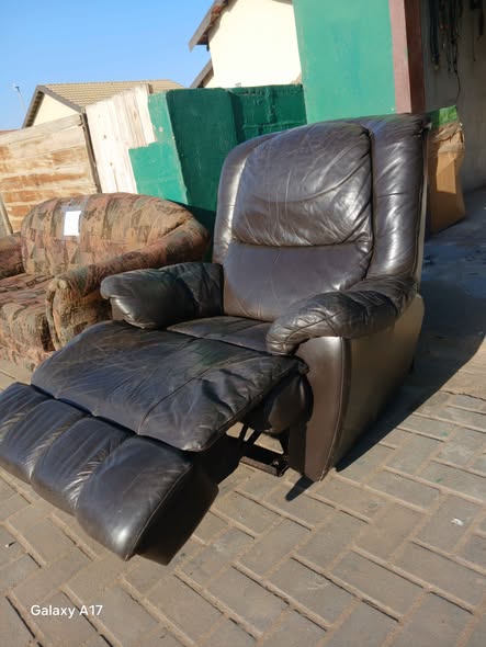 LEATHER LAZYBOY CAUCH photo 5