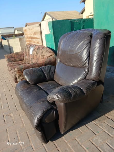LEATHER LAZYBOY CAUCH photo 3