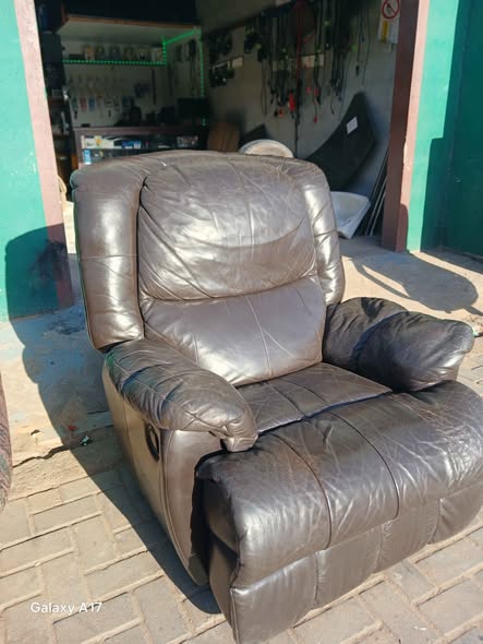 LEATHER LAZYBOY CAUCH photo 4