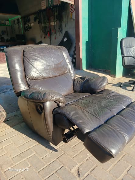 LEATHER LAZYBOY CAUCH photo 2