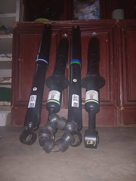 Toyota Hilux D4D GD6 original shocks photo 2