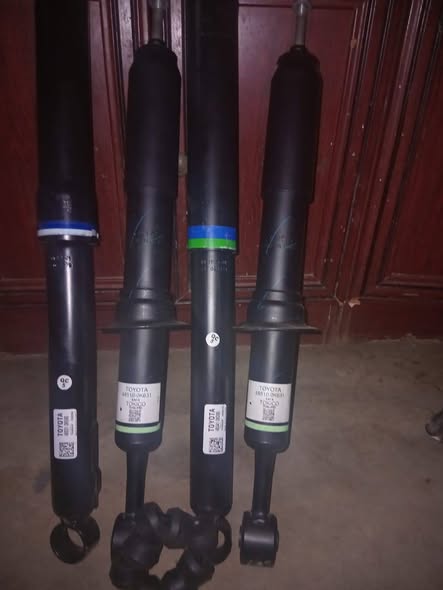 Toyota Hilux D4D GD6 original shocks photo 5