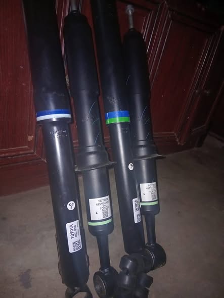 Toyota Hilux D4D GD6 original shocks photo 4