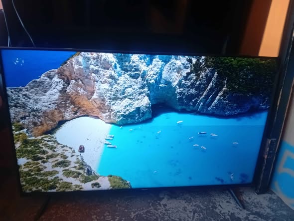 Hisense 50 inch SMART TV photo 3