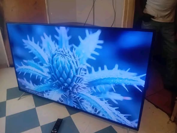 JVC SMART TV 70INCH photo 2