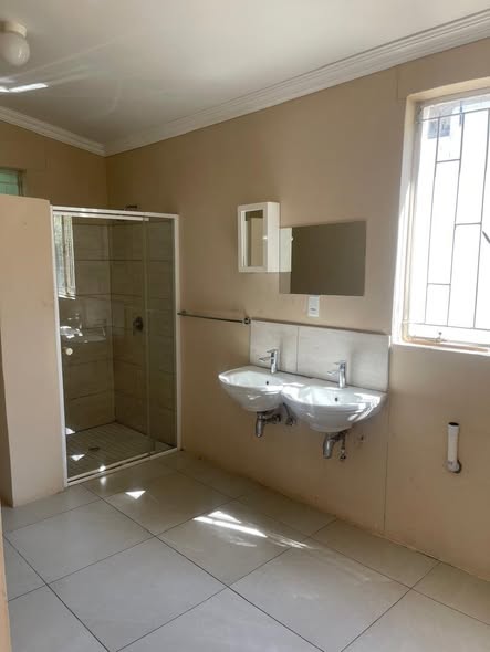 ROOM FOR RENT photo 3