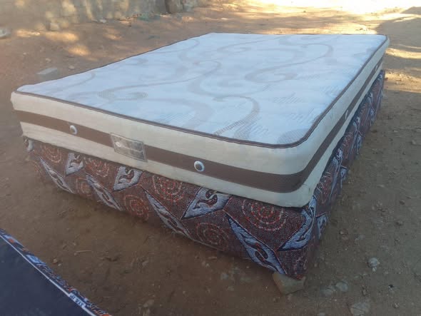 Queen size bed photo 3