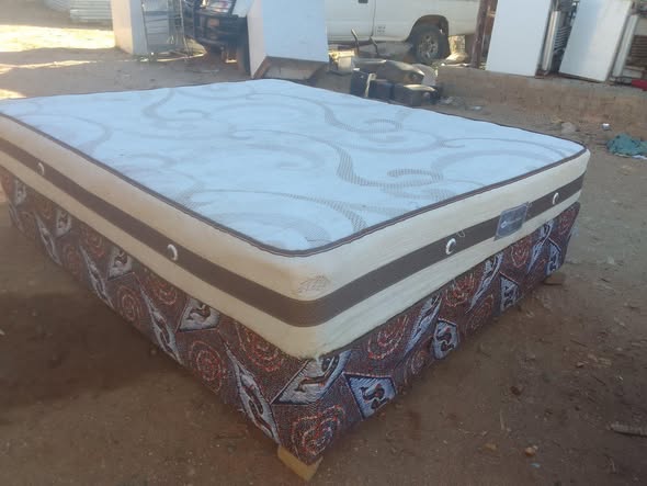 Queen size bed photo 1