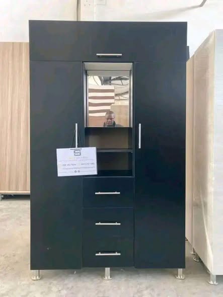 Kitchen units and wardrobes photo 1