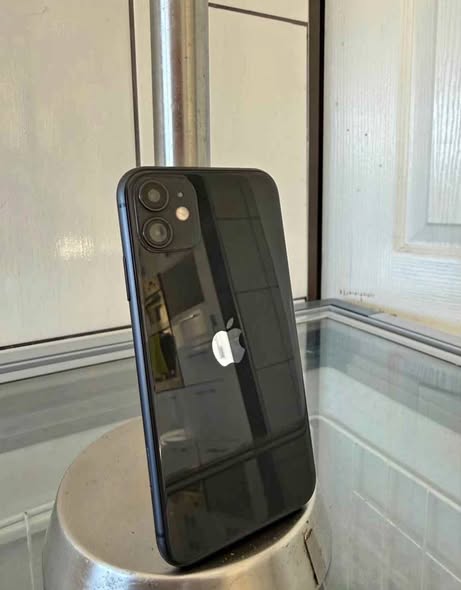 Iphone 11 64gig photo 3