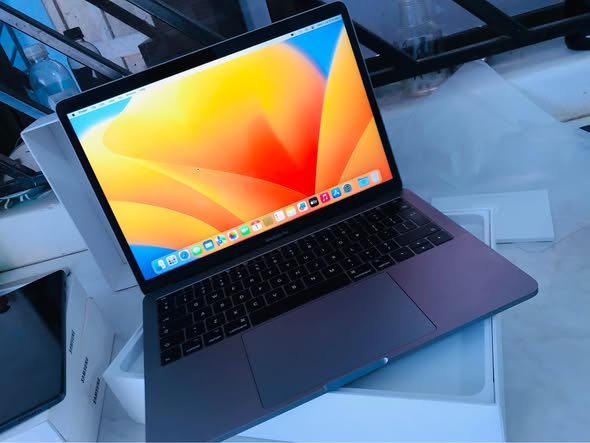MACBOOK PRO photo 1