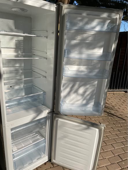 Hisense Fridge Freezer photo 3