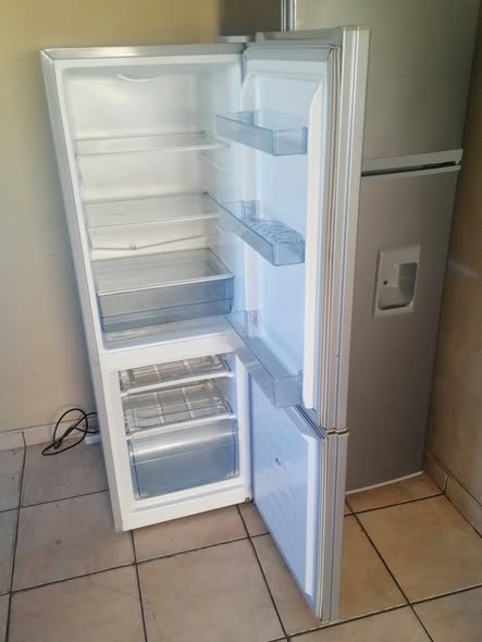 Hisense bottom freezer fridge photo 2