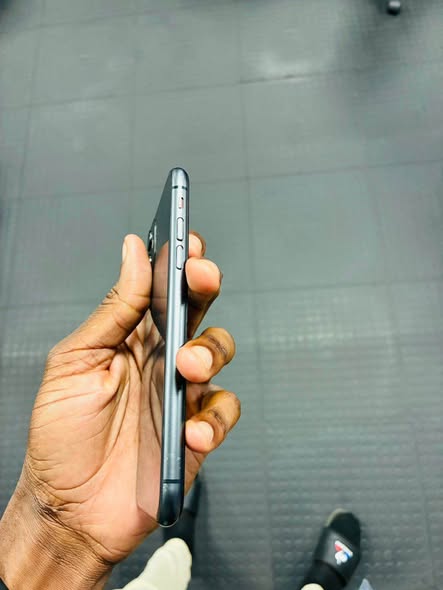 iPhone 11 128GB photo 5