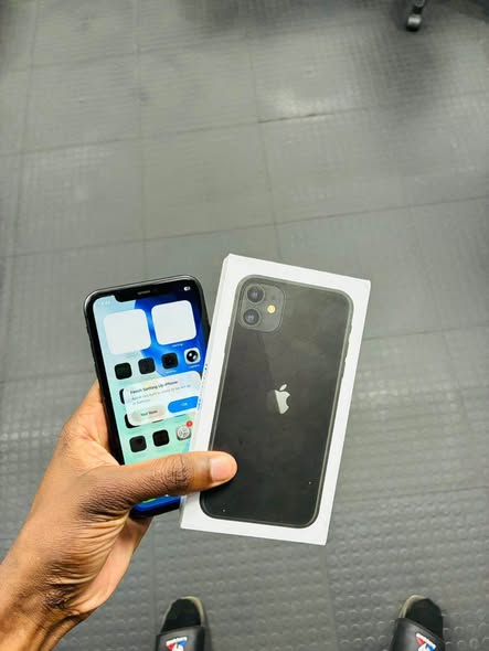 iPhone 11 128GB photo 2