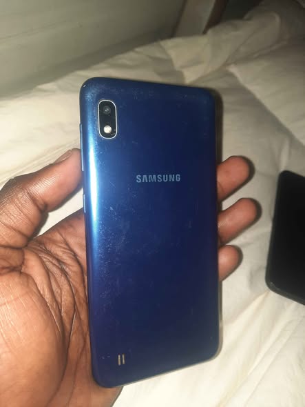 Samsung A10 photo 1