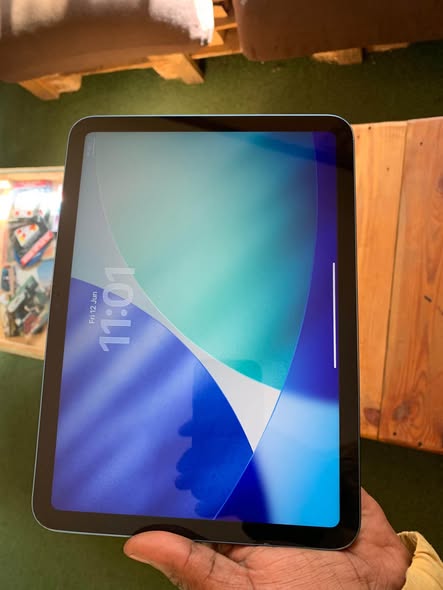iPad 10th Generation photo 2