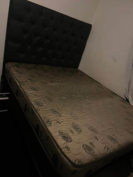 Queen size bed photo 1
