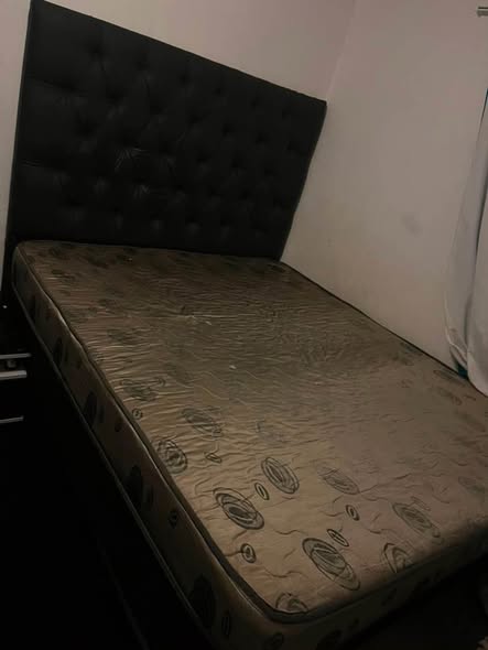 Queen size bed photo 2