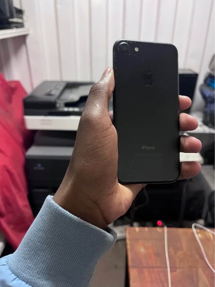 iPhone 7 32GB photo 1