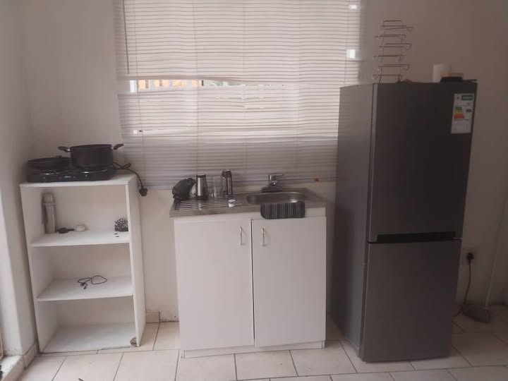 Bachelor flat to rent photo 1
