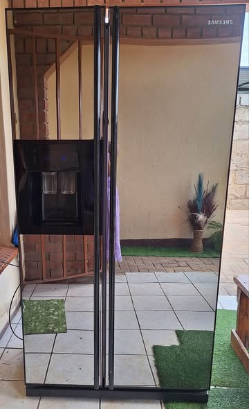 Samsung Black Mirror Door Fridge photo 4
