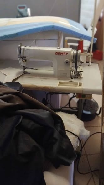 INDUSTRIAL SEWING MACHINE photo 1