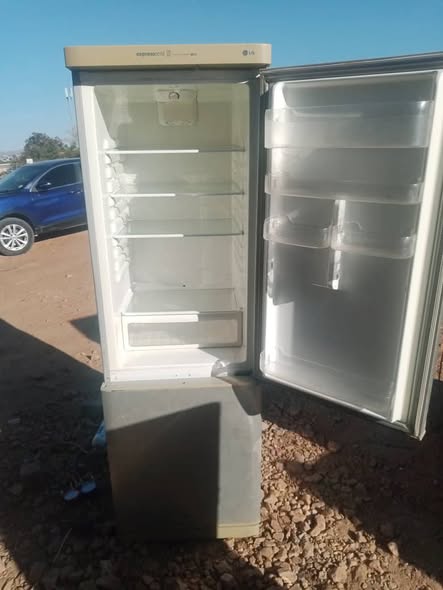 LG fridge freezer photo 3