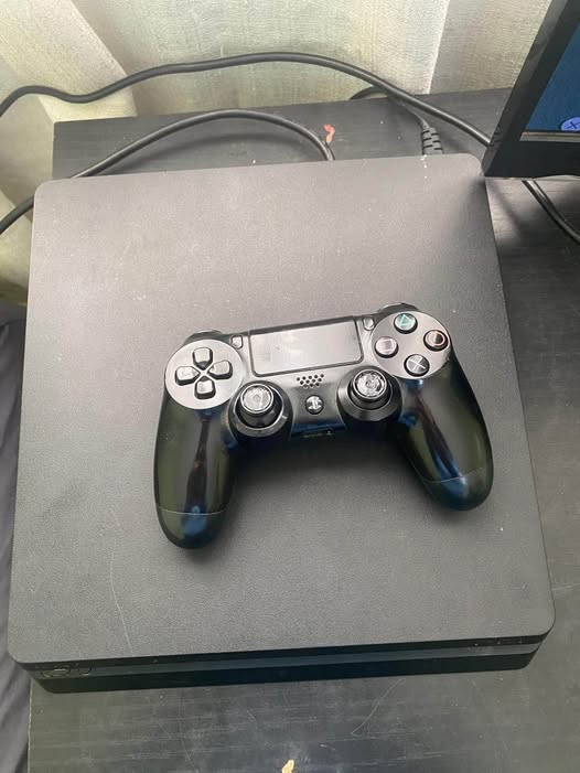 PS 4 SLIM photo 1