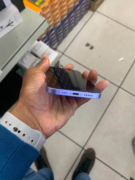 Iphone 12 64 GIG photo 4