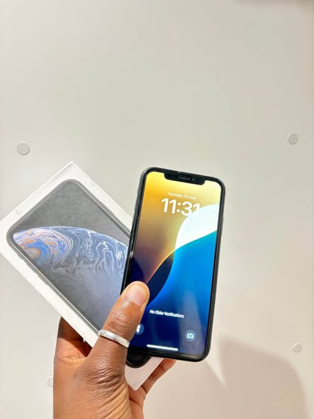 PRE OWNED IPHONE XR 128GB photo 3