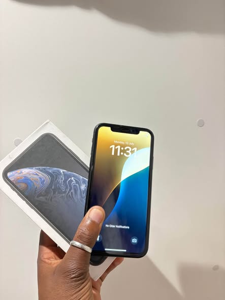 PRE OWNED IPHONE XR 128GB photo 4